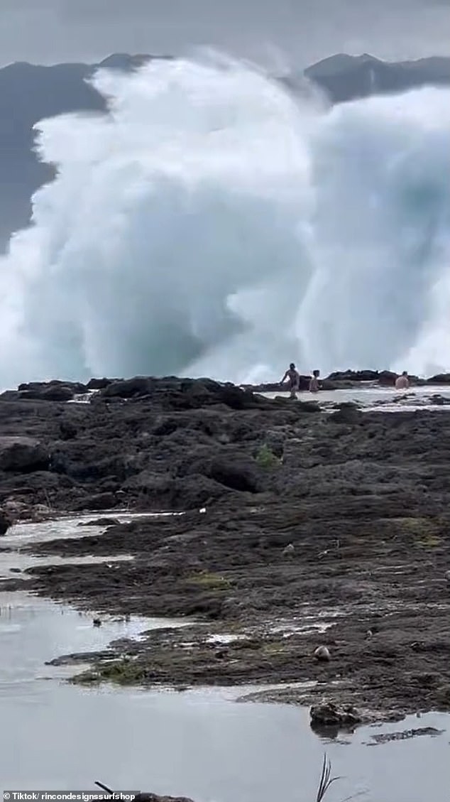 Un experto en surf capturó imágenes de tres nadadores siendo golpeados por las olas en una playa de la costa norte de Oahu, Hawaii, el 29 de noviembre.