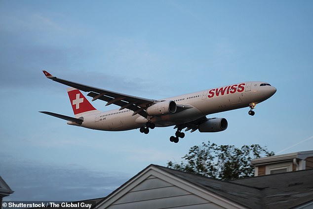 Las imágenes muestran a una pareja jugando a una milla de altura en la cocina de un avión de Swiss Air (imagen de archivo)