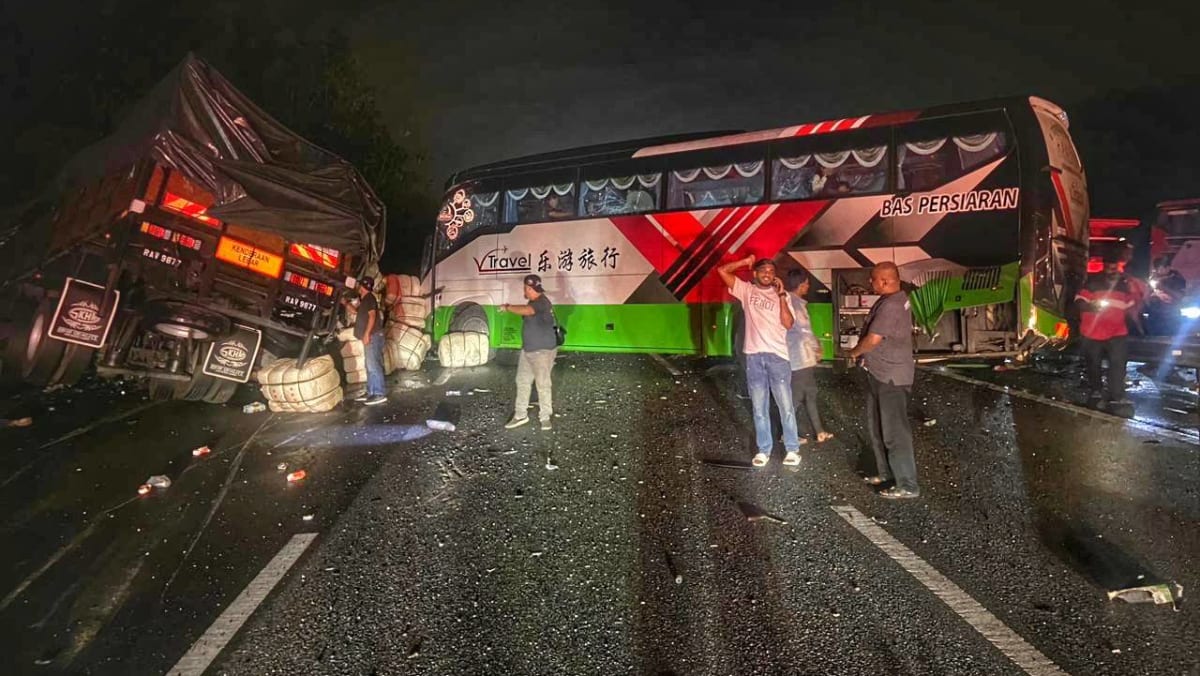 Una mujer singapurense de 66 años, entre los 7 muertos en un accidente de varios vehículos en la autopista Norte-Sur, cerca de Melaka
