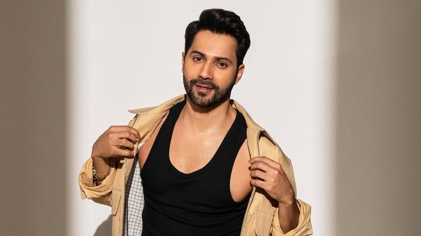 Varun Dhawan revela que la 'esposa de un hombre muy poderoso' irrumpió en su casa y estaba convencida de que dejaría a su familia por ella.
