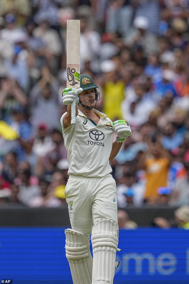 Se muestra a Sam Konstas tirando del emblema australiano en su camiseta después de anotar 50 de solo 52 bolas durante su debut en la prueba el Boxing Day en el MCG.