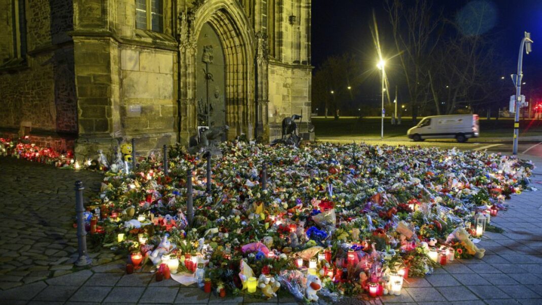 Velas y flores inundan el improvisado monumento conmemorativo del ataque de Magdeburgo
