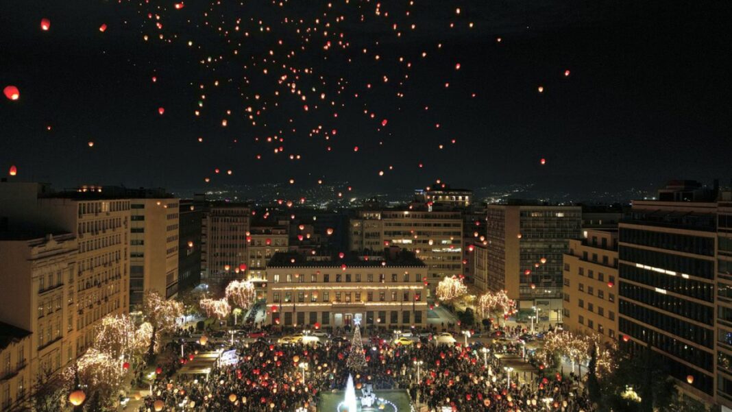 Video. Atenienses y turistas se reúnen en Atenas para soltar deseos navideños en linternas de papel
