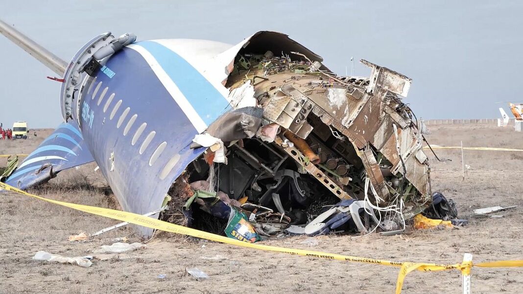 Video. El gobernador regional de Kazajstán visita el lugar del accidente del avión de Aerolíneas de Azerbaiyán
