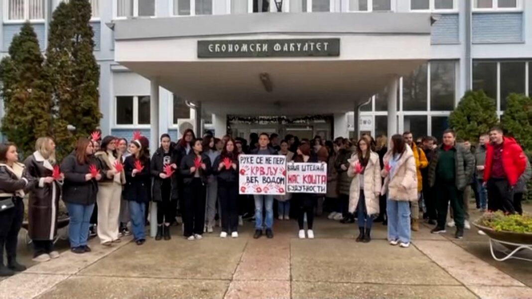 Video. Estudiantes serbios bloquean el acceso a las universidades
