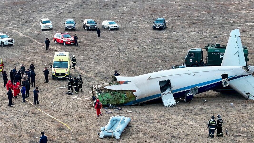 Video. Imagen tomada desde un dron del lugar del accidente de Aerolíneas de Azerbaiyán en Kazajstán
