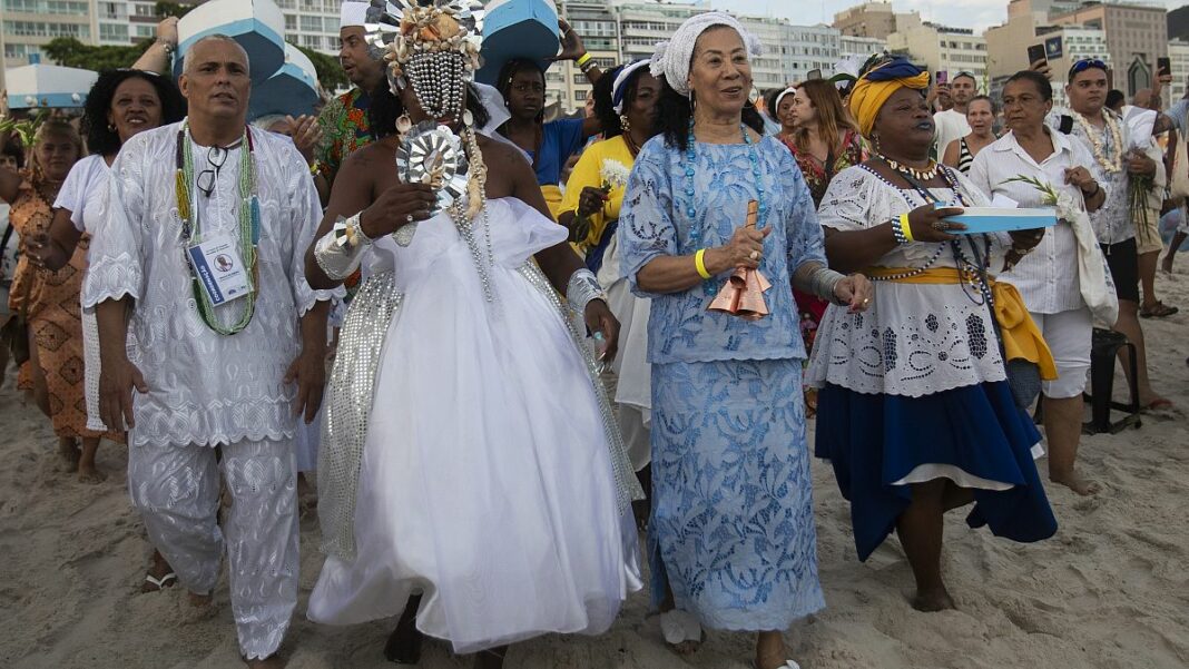 Video. Los afrobrasileños rinden homenaje a su diosa del mar con motivo del Año Nuevo
