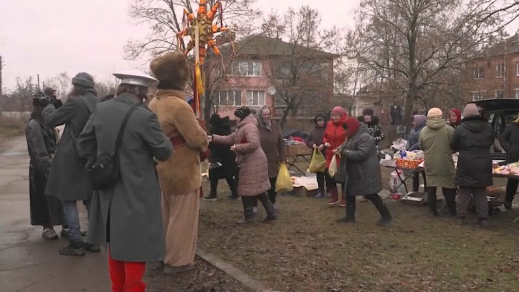 Video. Los ucranianos cantan villancicos, ofrecen espectáculos y difunden el espíritu festivo en zonas que alguna vez estuvieron ocupadas por Rusia.
