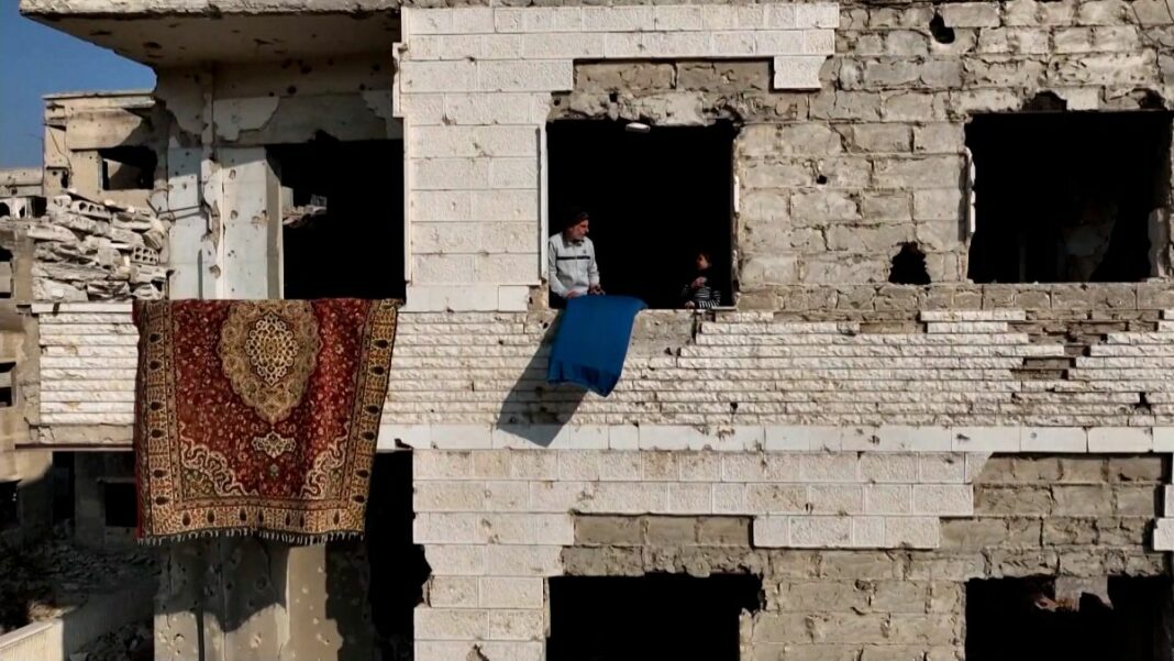 Video. Una pareja de ancianos sirios regresa a su casa en ruinas en Harasta
