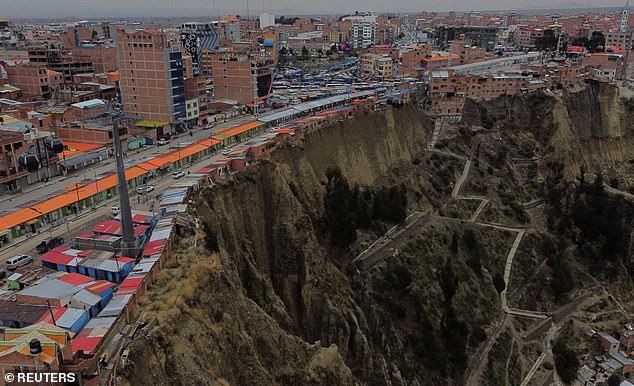 Una vista de un dron muestra una hilera de casas, conocidas localmente como 