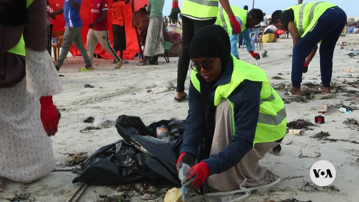 Voluntarios somalíes limpian playas abandonadas durante mucho tiempo
