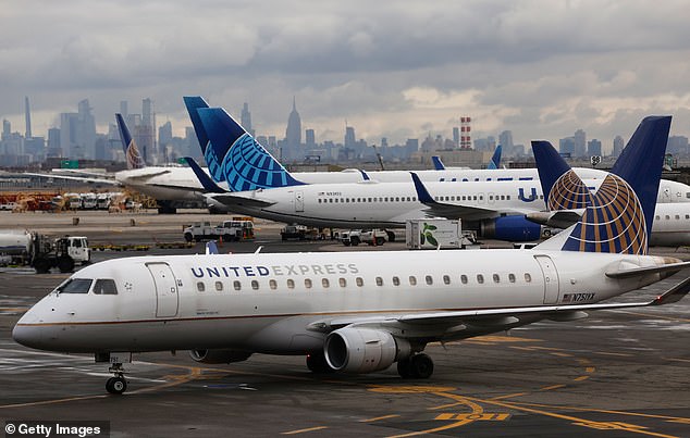 El vuelo 3439 de United Airlines tuvo que ser evacuado después de que se iniciara un incendio en su cabina el miércoles por la noche (imagen de archivo)