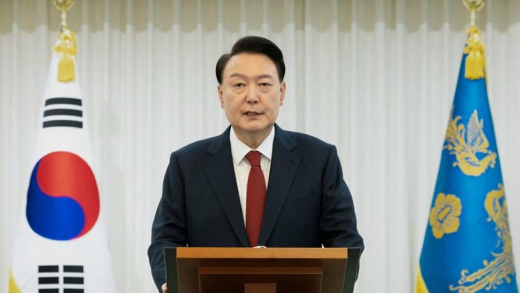 Yoon Suk Yeol de Corea del Sur se muestra desafiante tras el juicio político por su intento de aplicar la ley marcial
