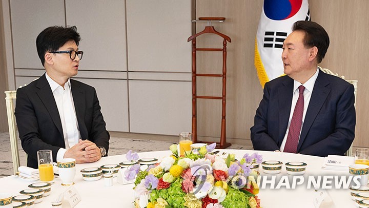 Yoon, ruling party leader meet ahead of impeachment motion vote