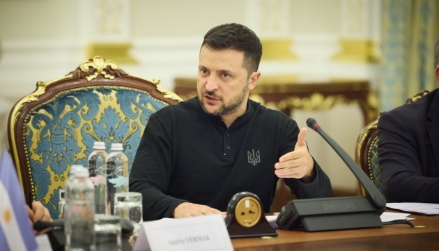 Zelensky escucha informes sobre la producción de drones, misiles y artillería
