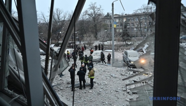 Zelensky muestra las consecuencias del ataque con misiles rusos a Zaporizhzhia
