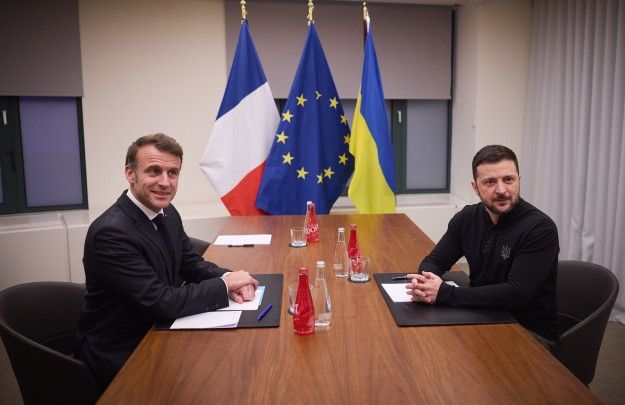 Zelensky y Macron discuten la posibilidad de una fuerza de paz en Ucrania
