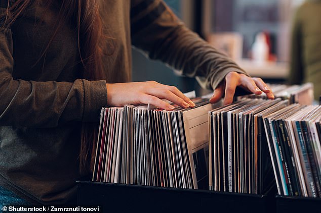 Los ingresos brutos por las ventas de vinilos han superado a los de CD por primera vez desde la década de 1980 en medio de un aumento del interés en el formato de música retro (imagen de archivo)