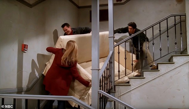 Si bien es posible que Ross Gellar no haya logrado subir su sofá por las escaleras en esta escena icónica de Friend, los matemáticos ahora han demostrado cómo podría haber girado su sofá hacia la esquina.