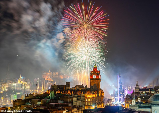 Los fuegos artificiales explotan sobre el Castillo de Edimburgo en Hogmanay