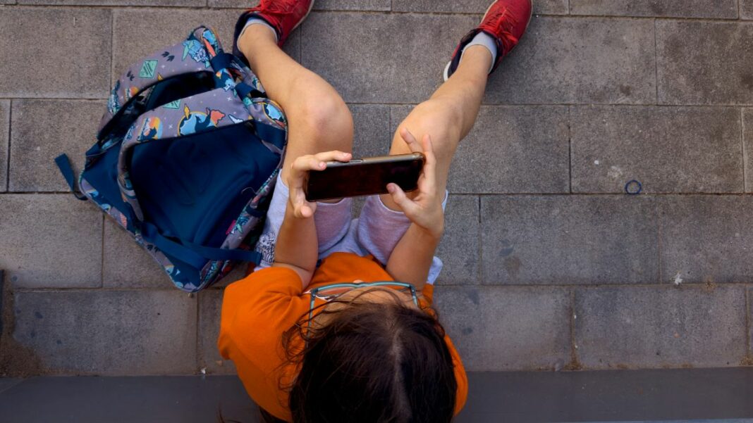 ¿Cuál es la posición de los países de Europa respecto de la prohibición de los teléfonos inteligentes en las escuelas?
