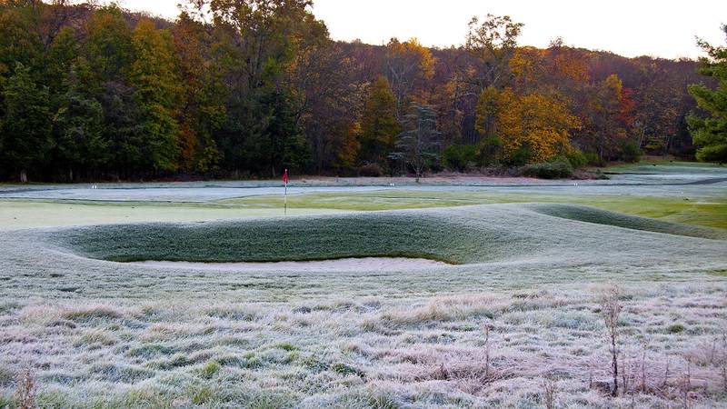 ¿Por qué se producen retrasos por heladas en el golf y cuánto duran normalmente?
