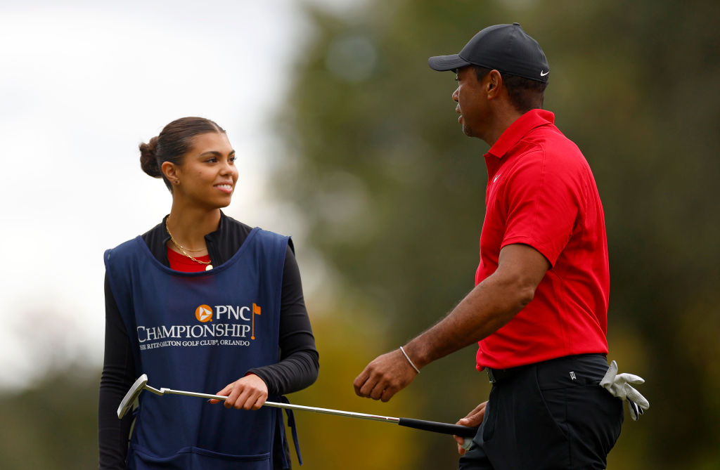 ¿Quién es el caddie de Tiger Woods en el Campeonato PNC 2024?
