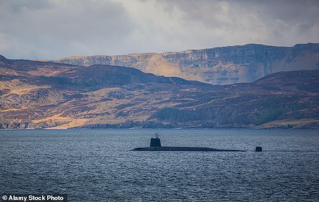 Los sensores de la Marina detectaron dos veces ruidos submarinos inusuales, lo que generó sospechas de actividad enemiga cerca de la isla de Raasay y Applecross en el noroeste de Escocia. En la imagen: submarino de la Royal Navy con la isla de Raasay Escocia al fondo