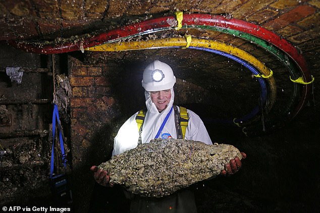 Los fatbergs son trozos sólidos que se forman cuando desechos como toallitas húmedas, condones, bolsas de plástico y productos sanitarios se mezclan con aceites y grasas. Sin embargo, los científicos dicen que podrían formar la base de algunos hermosos perfumes.