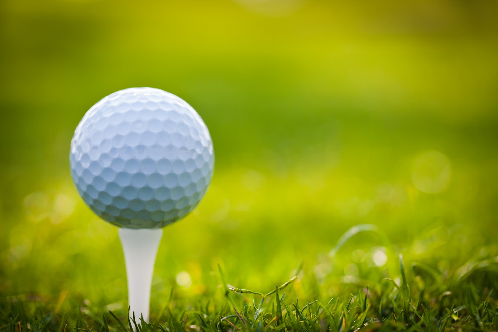 ¿Cuál es el tamaño de un tee de golf donde un golfista puede colocar su pelota?
