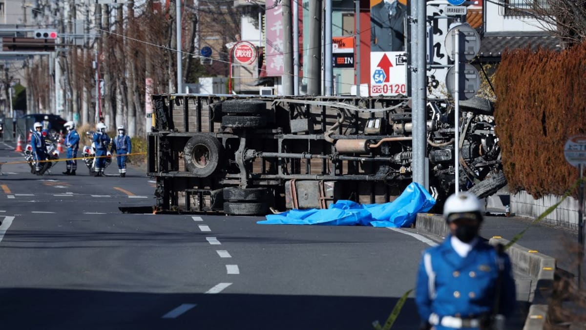 1.2 millones en Japón le dijeron que use menos agua para ayudar al rescate de sumideros.
