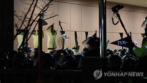 (2nd LD) 86 protesters who stormed court over Yoon&apos;s formal arrest apprehended