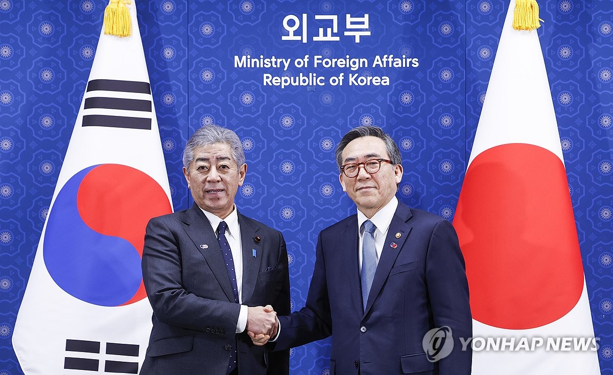 (3rd LD) FM Cho vows to work with Japan to reduce tensions over wartime history issues