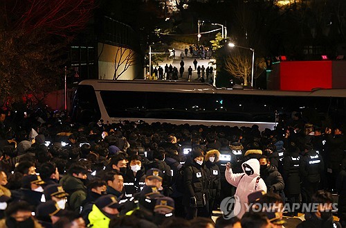 (3rd LD) Investigators locked in standoff with presidential security in 2nd attempt to detain Yoon