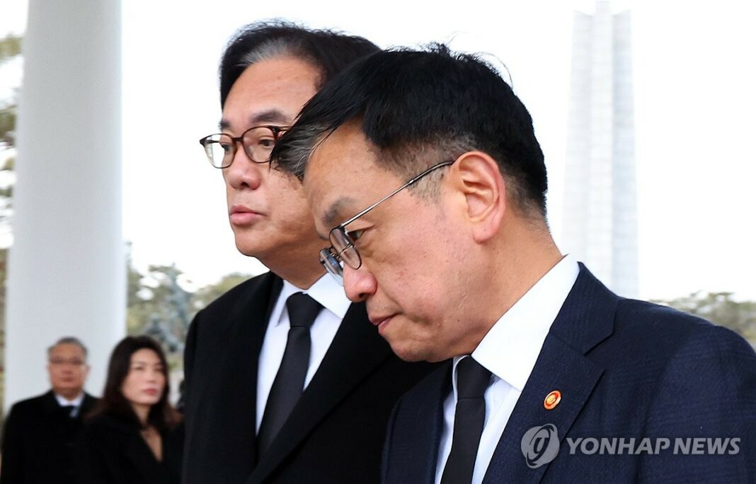 (4th LD) Yoon's senior aides offer to resign after acting president appoints key justices