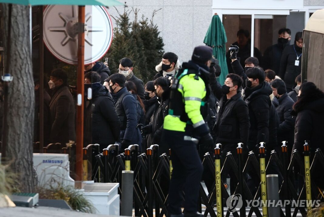 (6th LD) Investigators halt execution of warrant to detain Yoon after standoff at presidential residence