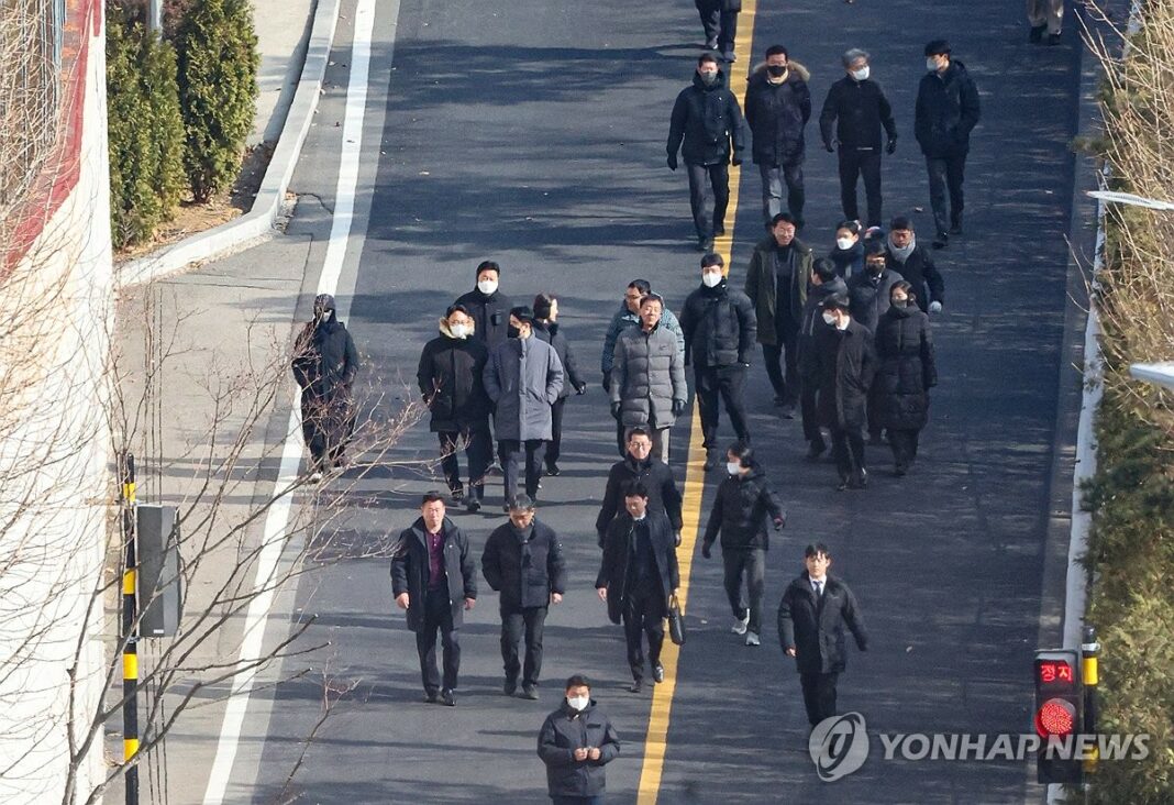 (8th LD) Investigators halt execution of warrant to detain Yoon after standoff at presidential residence