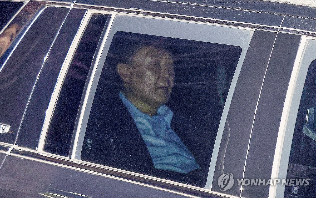 (8th LD) Court issues warrant to detain Yoon for extended period over martial law bid