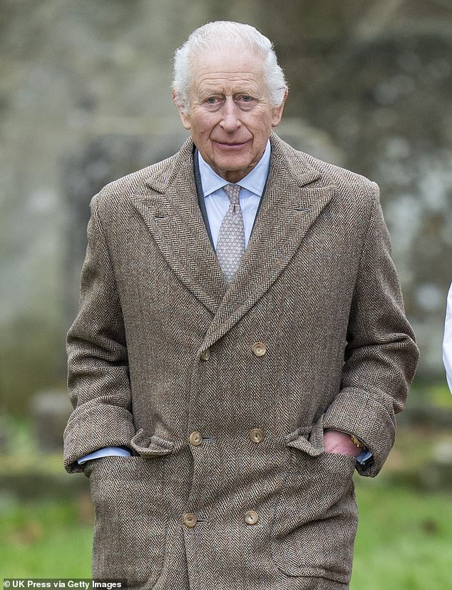 El rey Charles (en la foto en Sandringham el domingo) ha visitado Polonia varias veces como Príncipe de Gales, pero será su primer viaje a Auschwitz y la primera vez que un monarca británico ha estado aquí