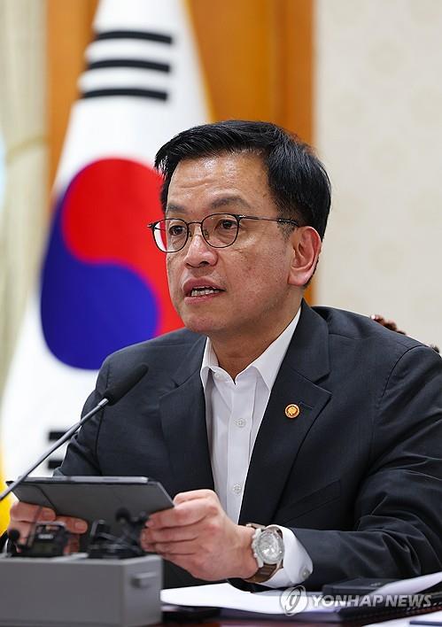 (LEAD) Choi says S. Korea seeks dialogue with N. Korea but will take firm steps if necessary