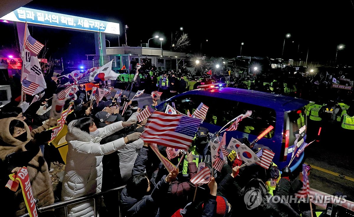 (LEAD) Up to 44,000 rally in support of Yoon outside court