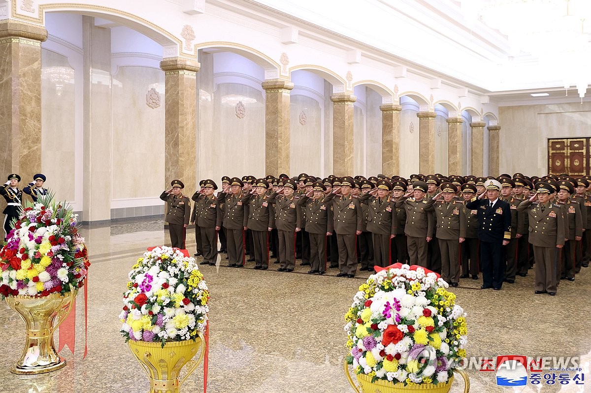 (LEAD) N. Korea&apos;s Kim skips New Year&apos;s visit to former leaders&apos; mausoleum for 2nd year in row