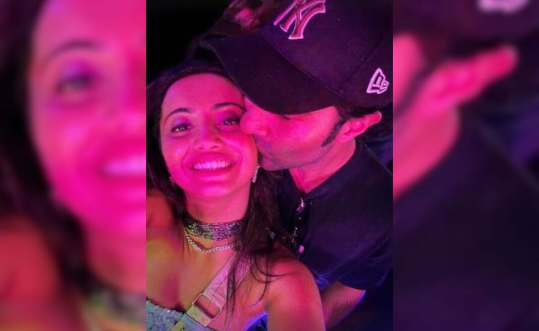 Aadar Jain disfruta del concierto de Coldplay en Mumbai con su esposa Alekha Advani
