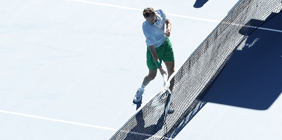 Abierto de Australia - Día tres: resultados en vivo, actualizaciones juego por juego y resultados mientras Daniil Medvedev tiene una rabieta épica mientras Emma Raducanu avanza rugiendo a la segunda ronda
