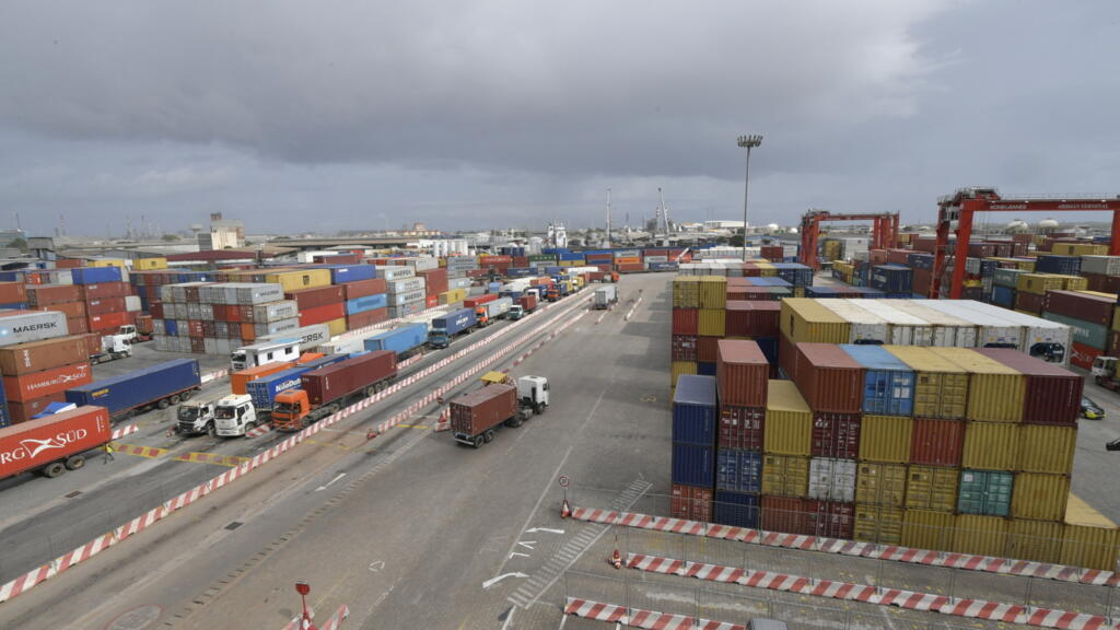 Abiyán, Costa de Marfil, en vilo mientras un barco cargado con carga volátil se acerca al puerto
