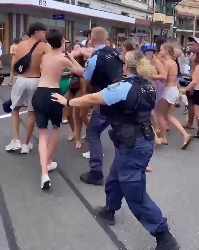 Una pelea que involucró a una turba de adolescentes estalló en Manly el pasado Día de Australia.