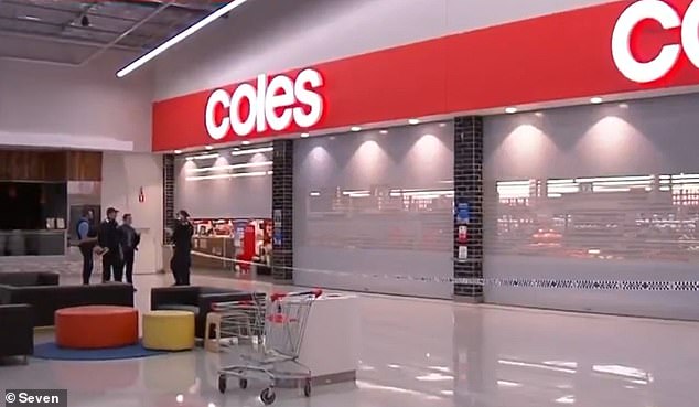 Coles en el Centro Yamanto estuvo cerrado por la noche después de que supuestamente una trabajadora fuera apuñalada. En la foto aparece la policía en el lugar.