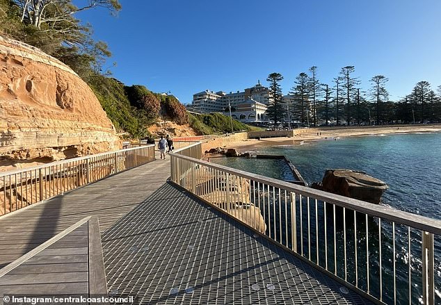 Un adolescente fue trasladado en avión al hospital con lesiones en la columna después de saltar desde Terrigal Boardwalk en la costa central de Nueva Gales del Sur a un charco de agua que no sabía que era poco profundo a las 3 p.m. del sábado.