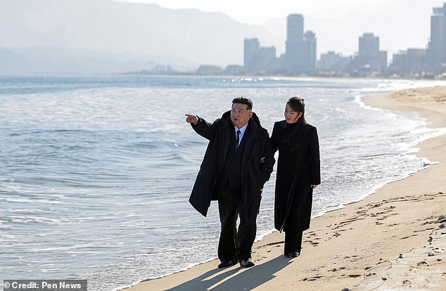 Los turistas británicos que desean visitar el 'Benidorm' de Corea del Norte han sido advertidos de que podrían poner su seguridad en riesgo visitando el régimen comunista, con el Director Ejecutivo del Comité de Derechos Humanos en Corea del Norte, llamando a la visita insegura e inmoral