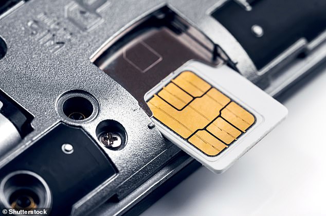 El fraude de intercambio de SIM no tiene por qué implicar que el perpetrador acceda físicamente a su teléfono para colocarle una nueva tarjeta SIM. En lugar de ello, el delincuente convence a su operador de red (como Vodafone, Three o EE) para que cambie su número a una nueva tarjeta SIM de su propiedad (foto de archivo)